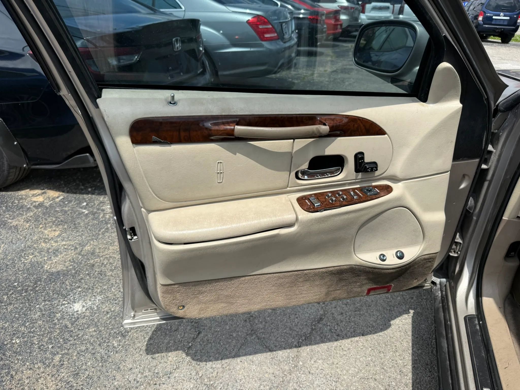 Used 2000 Lincoln Town Car Executive RWD image 9