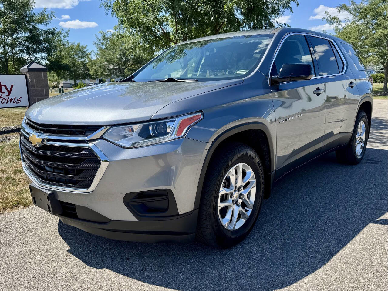 Used 2020 Chevrolet Traverse LS image 2