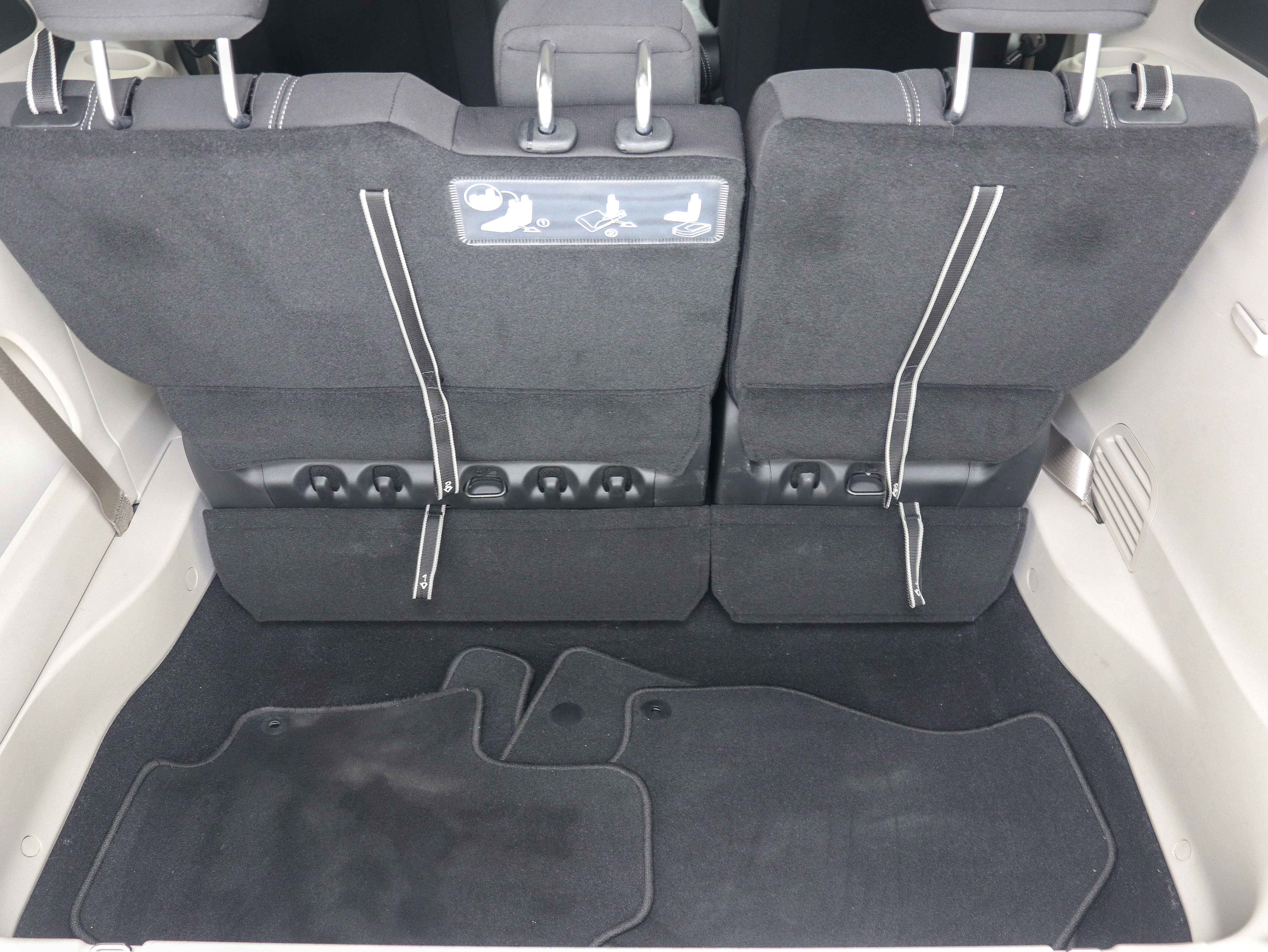 Used 2020 Chrysler Voyager LX image 11