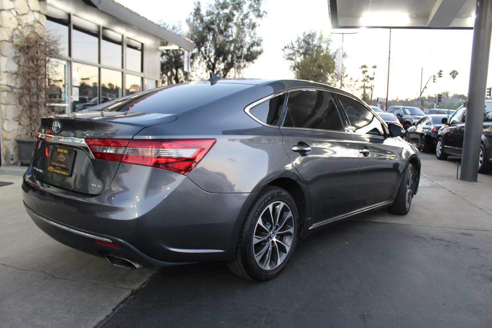 Used 2017 Toyota Avalon XLE Premium w/ Preferred Accessory Package FWD image 5