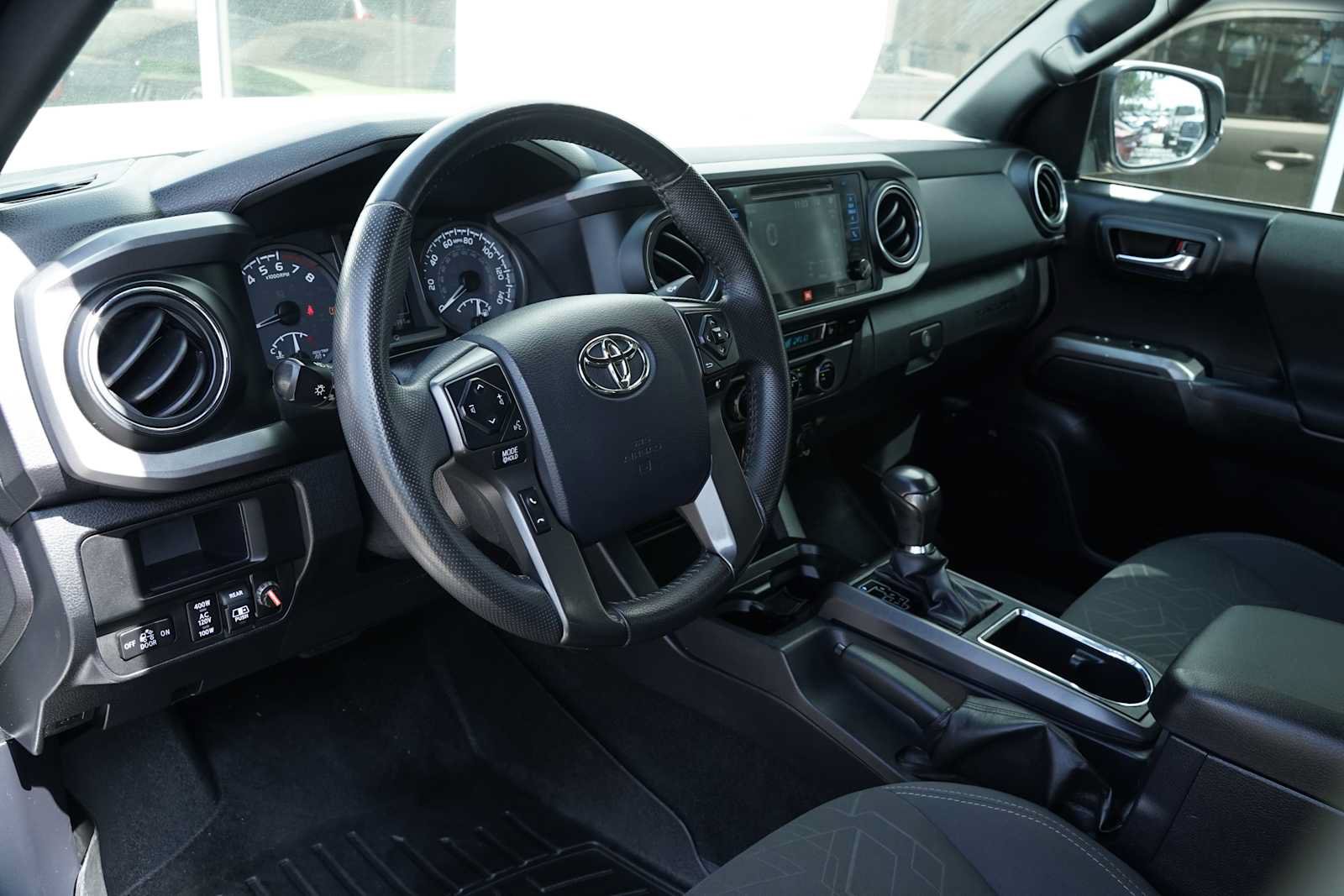 Used 2017 Toyota Tacoma TRD Off-Road AWD/4WD image 3
