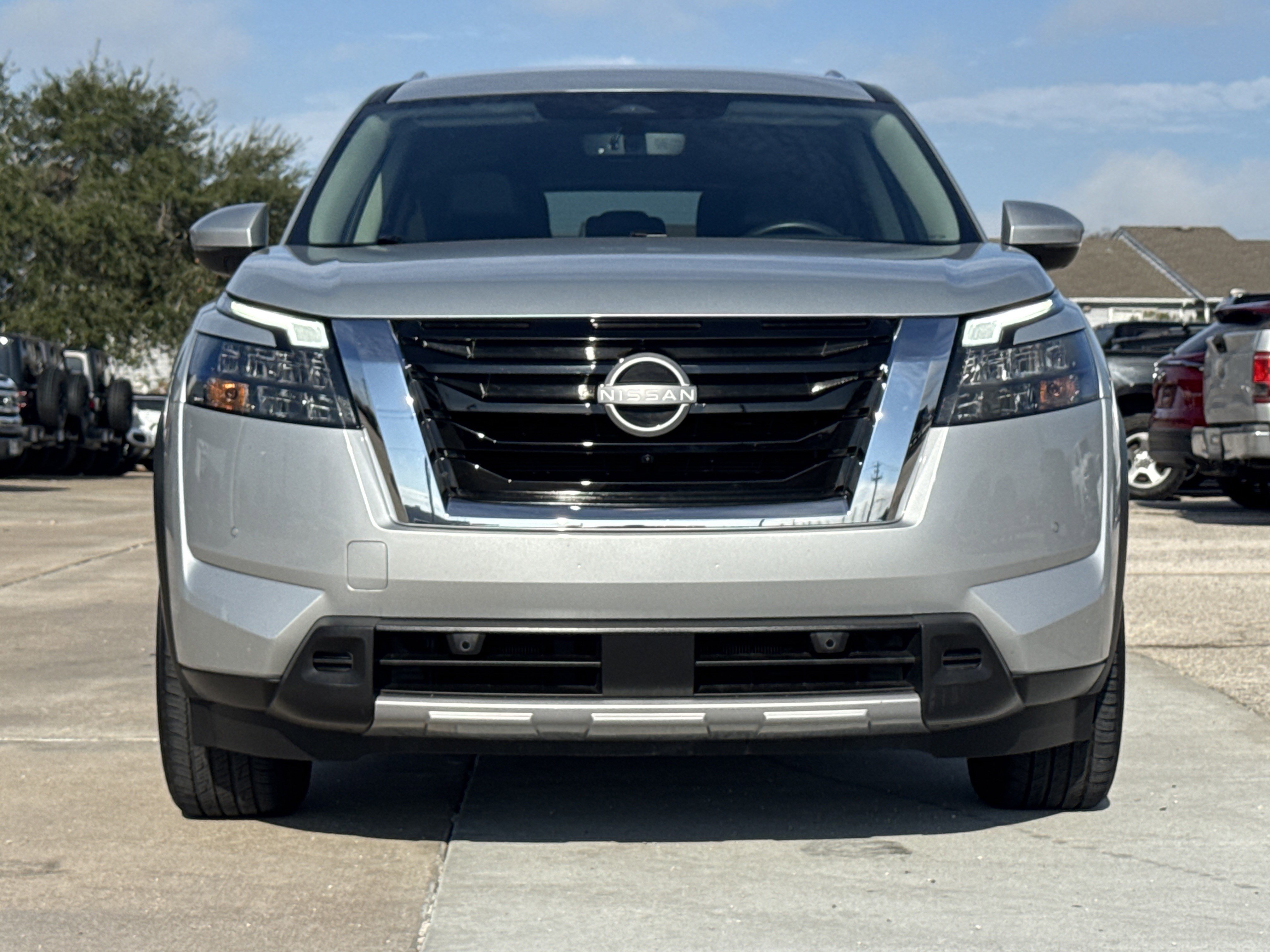 Used 2025 Nissan Pathfinder SL image 3