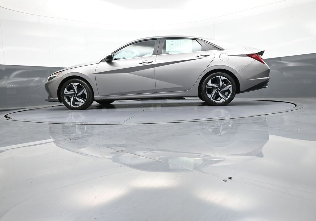Certified 2023 Hyundai Elantra Limited w/ Preferred Accessory Package FWD image 32