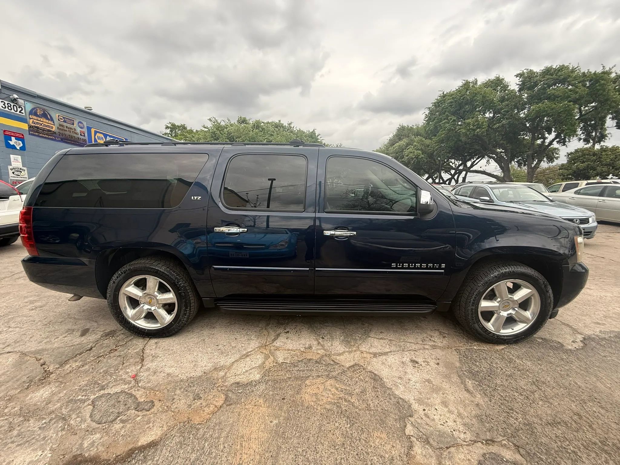Used 2007 Chevrolet Suburban LTZ w/ LTZ Preferred Equipment Group RWD image 6