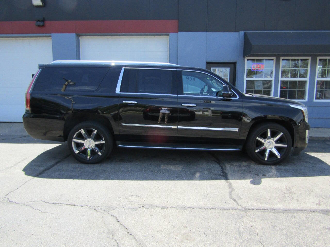 Used 2017 Cadillac Escalade ESV Luxury AWD/4WD image 2