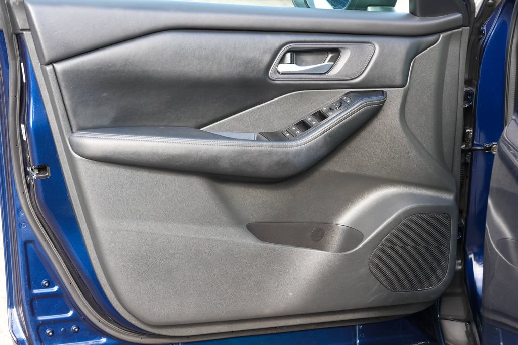 Used 2025 Nissan Rogue SV AWD/4WD image 4