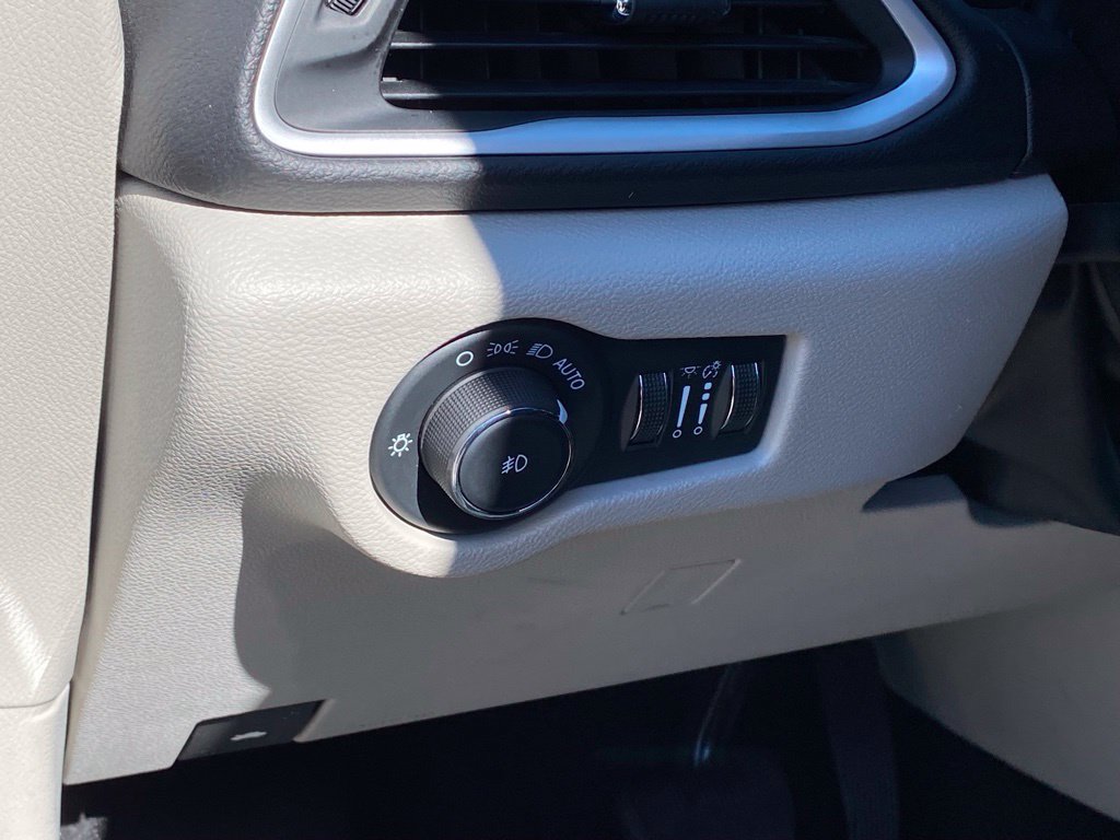 Used 2024 Chrysler Pacifica Touring-L FWD image 11