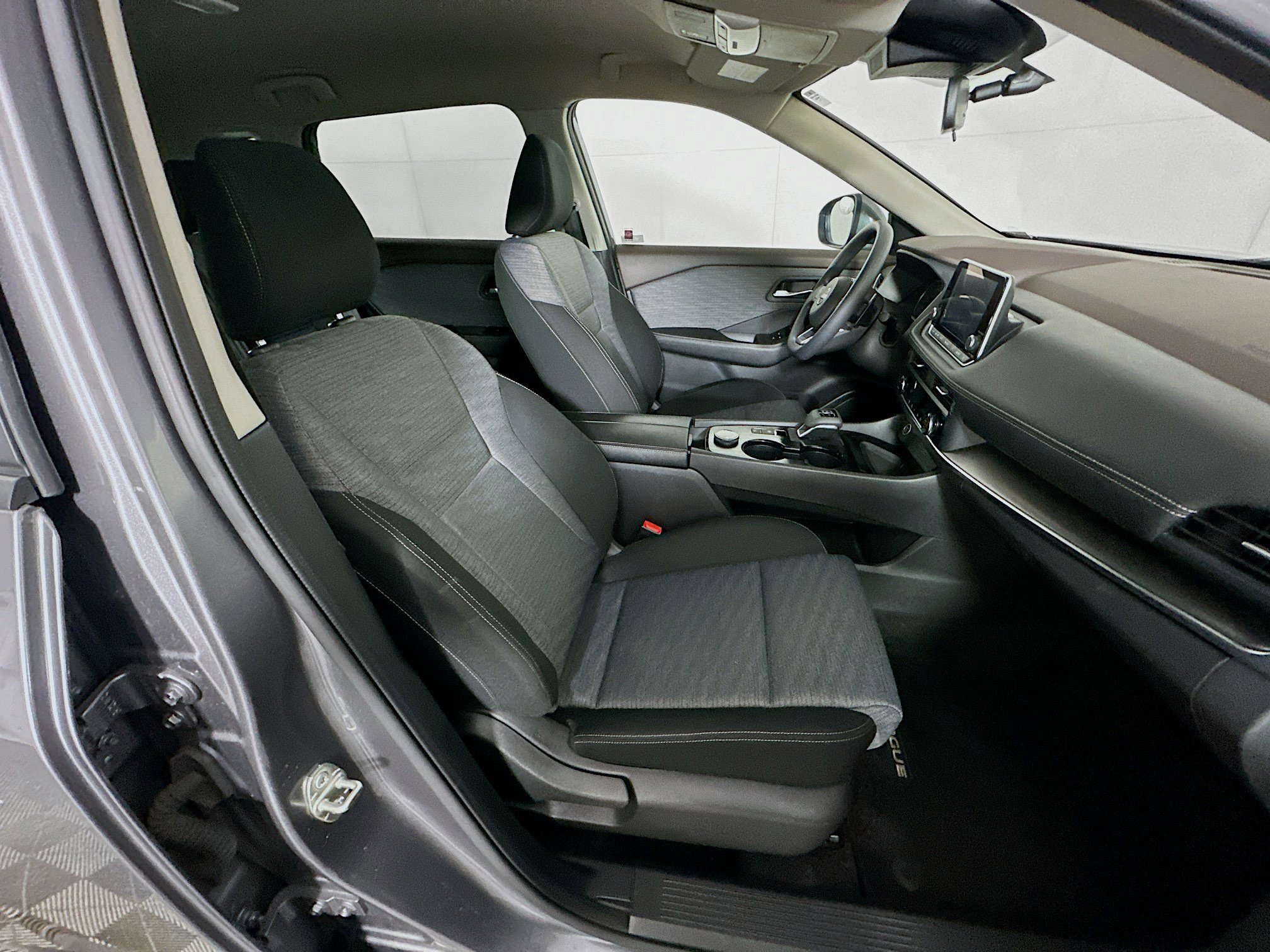 Used 2023 Nissan Rogue SV image 30