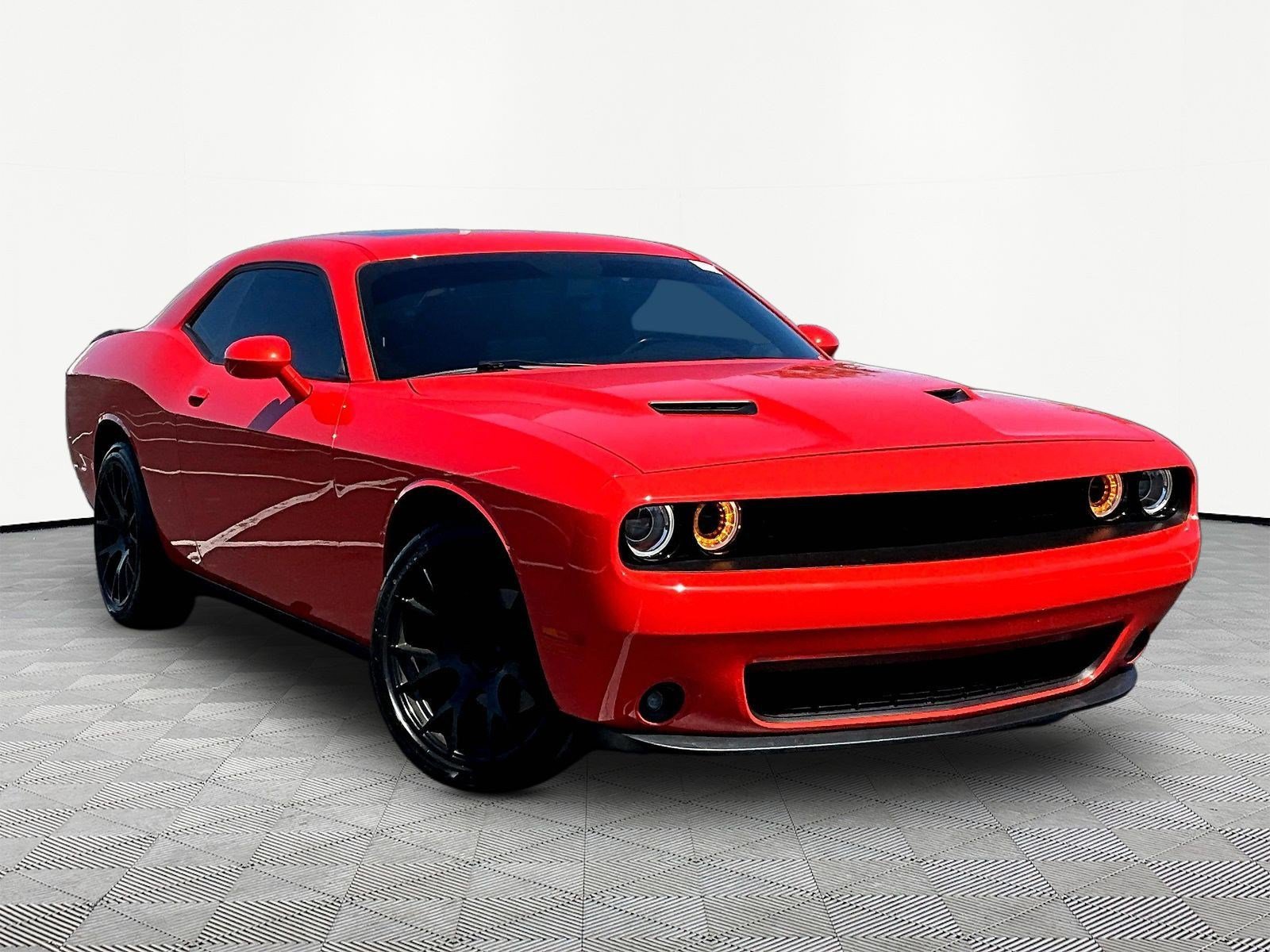 Used 2020 Dodge Challenger SXT w/ Blacktop Package RWD image 3