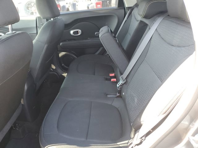 Used 2016 Kia Soul + image 12