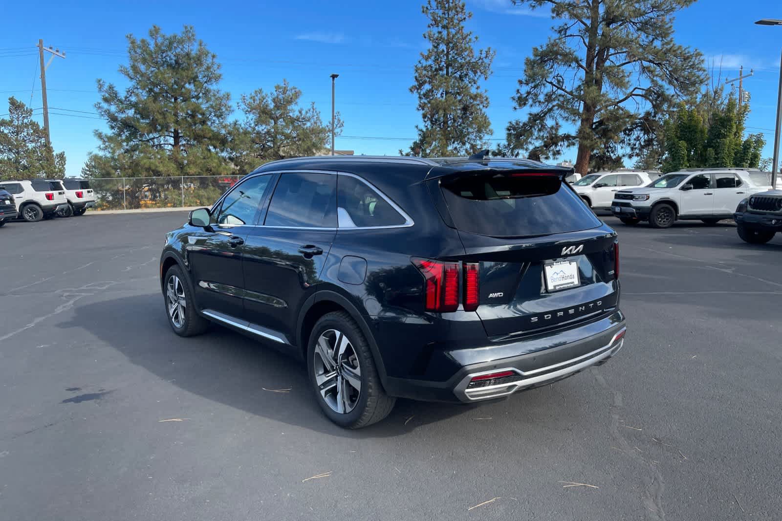 Used 2022 Kia Sorento EX w/ Panoramic Sunroof Package AWD/4WD image 3