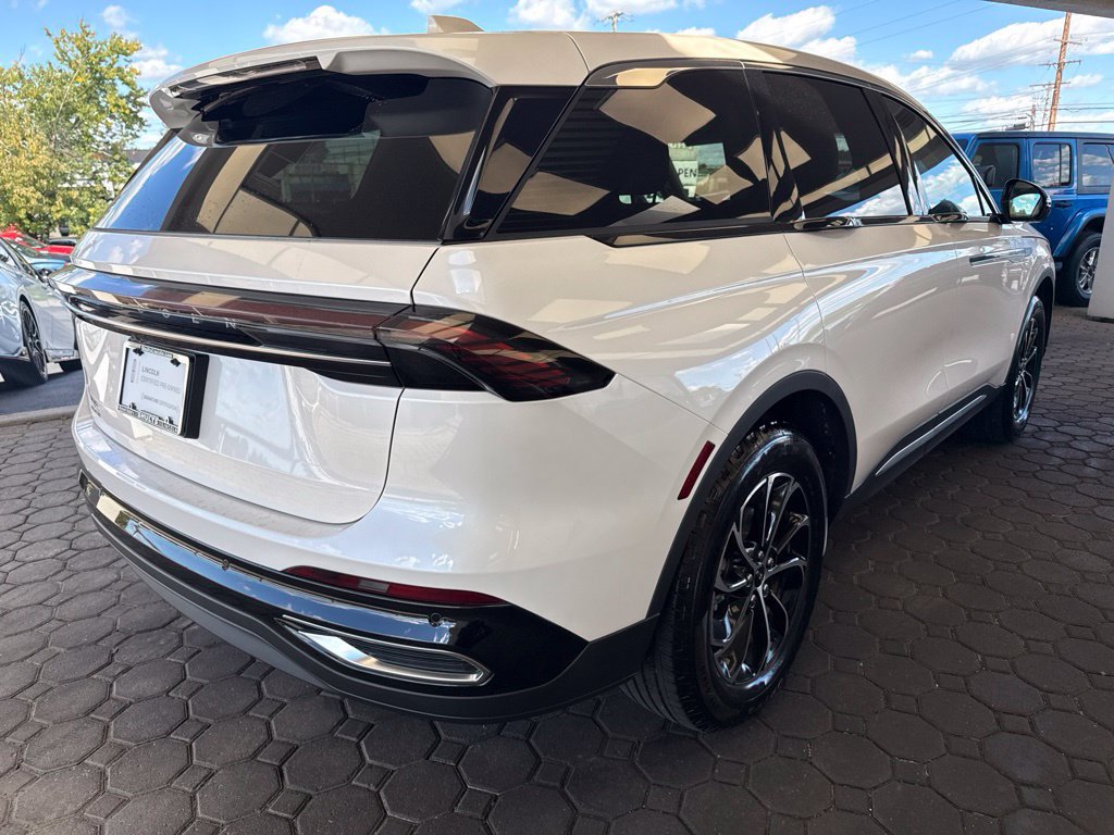 Used 2026 Lincoln Nautilus Premier AWD/4WD image 5