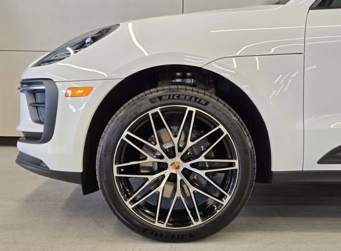 Certified 2025 Porsche Macan AWD/4WD image 11