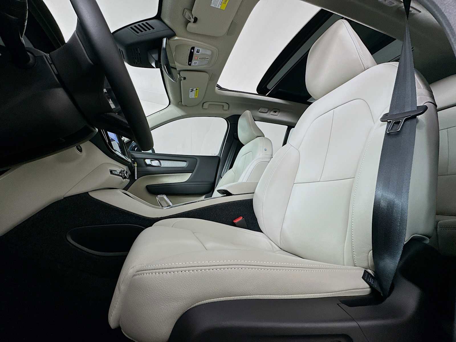 New 2026 Volvo XC40 B5 Plus w/ Protection Package Premier AWD/4WD image 19