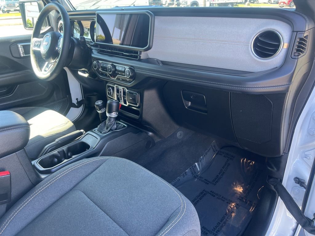 Used 2025 Jeep Wrangler Unlimited Sahara AWD/4WD image 24