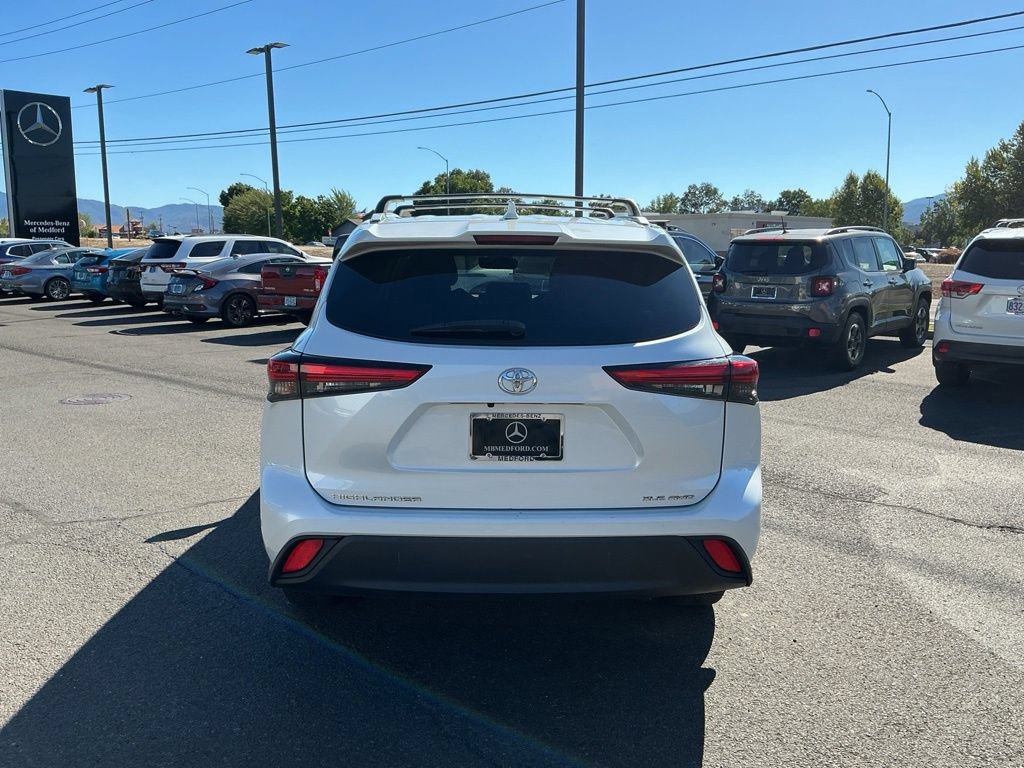Used 2022 Toyota Highlander XLE AWD/4WD image 9