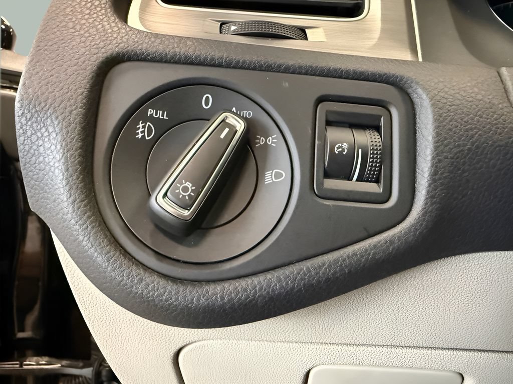 Used 2016 Volkswagen Golf SE FWD image 16