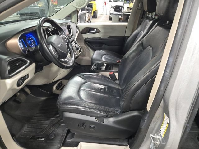 Used 2017 Chrysler Pacifica Touring-L FWD image 13