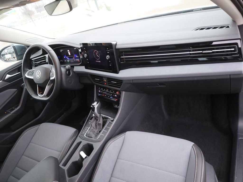 Used 2025 Volkswagen Jetta SE w/ Sunroof Package image 14