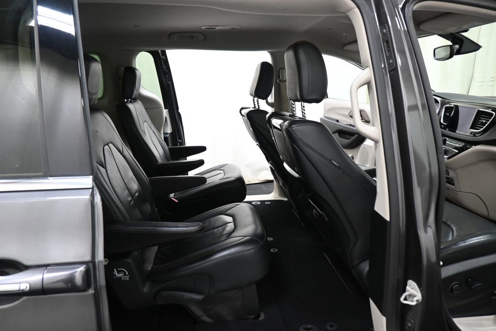 Used 2018 Chrysler Pacifica Touring-L Plus image 16