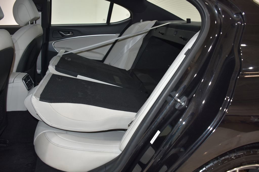 Used 2025 Genesis G70 2.5T image 24