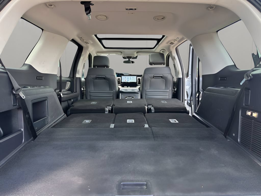 Used 2025 Ford Expedition Active AWD/4WD image 6