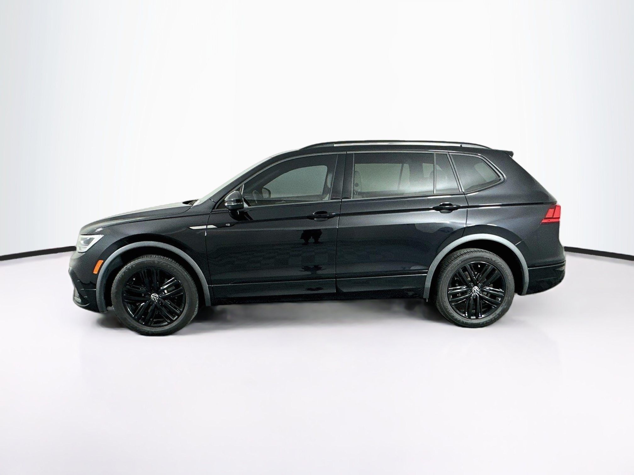 Used 2022 Volkswagen Tiguan SE R-Line FWD image 4