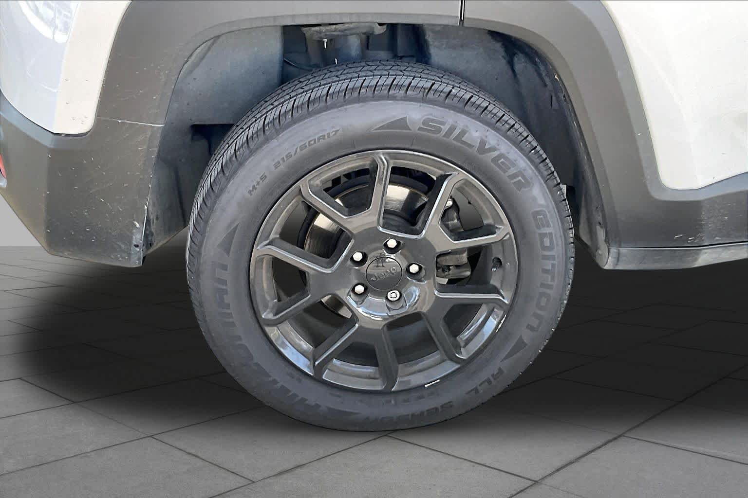 Used 2020 Jeep Renegade Altitude w/ UConnect 8.4 Nav Group AWD/4WD image 11