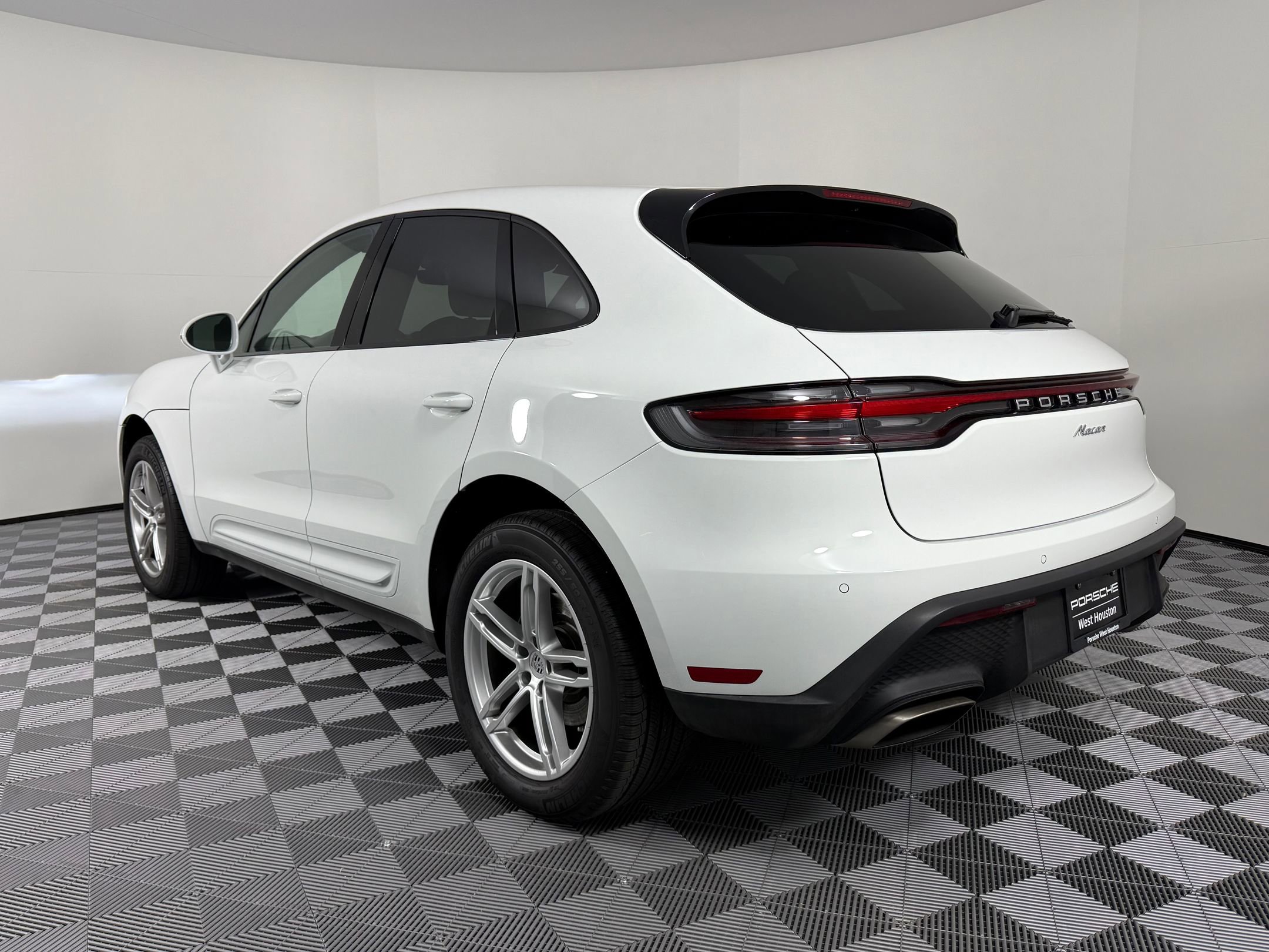 Used 2025 Porsche Macan image 3