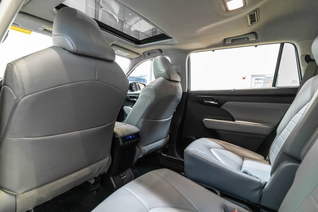 Used 2020 Toyota Highlander XLE AWD/4WD image 15