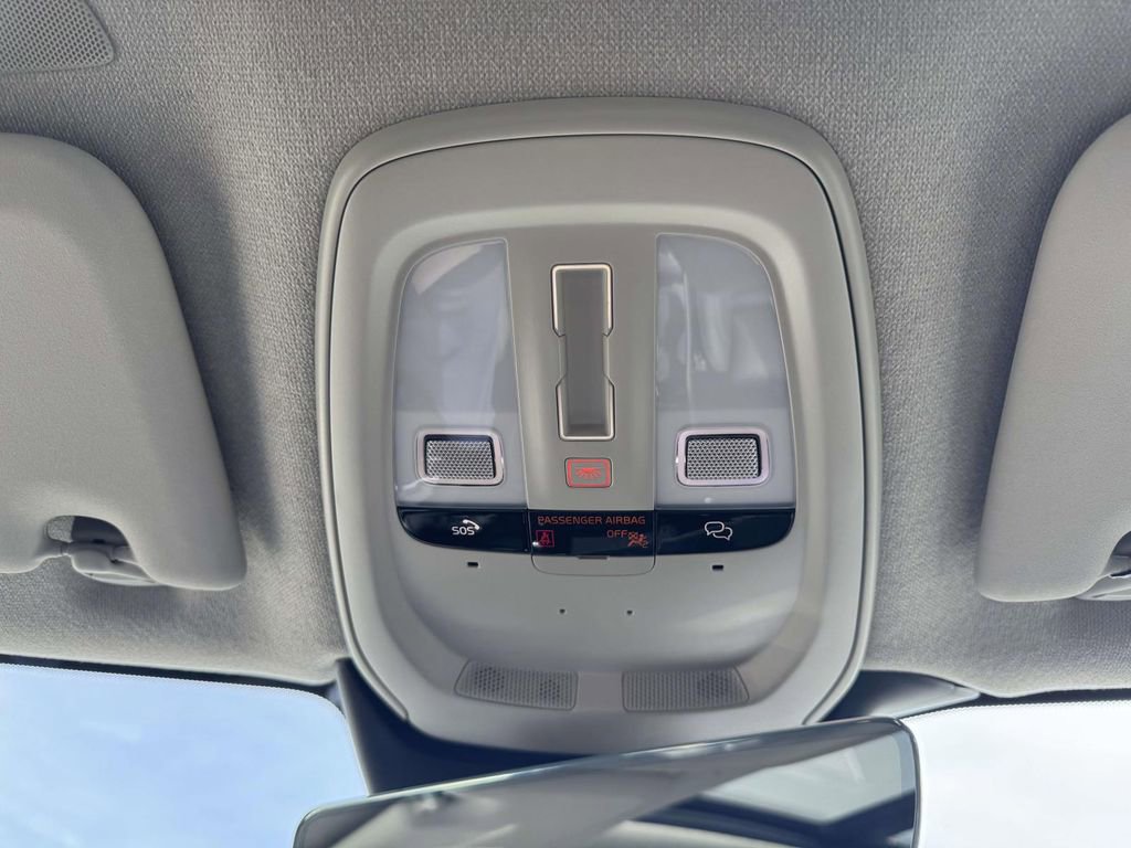 Certified 2025 Volvo XC40 B5 Plus AWD/4WD image 33