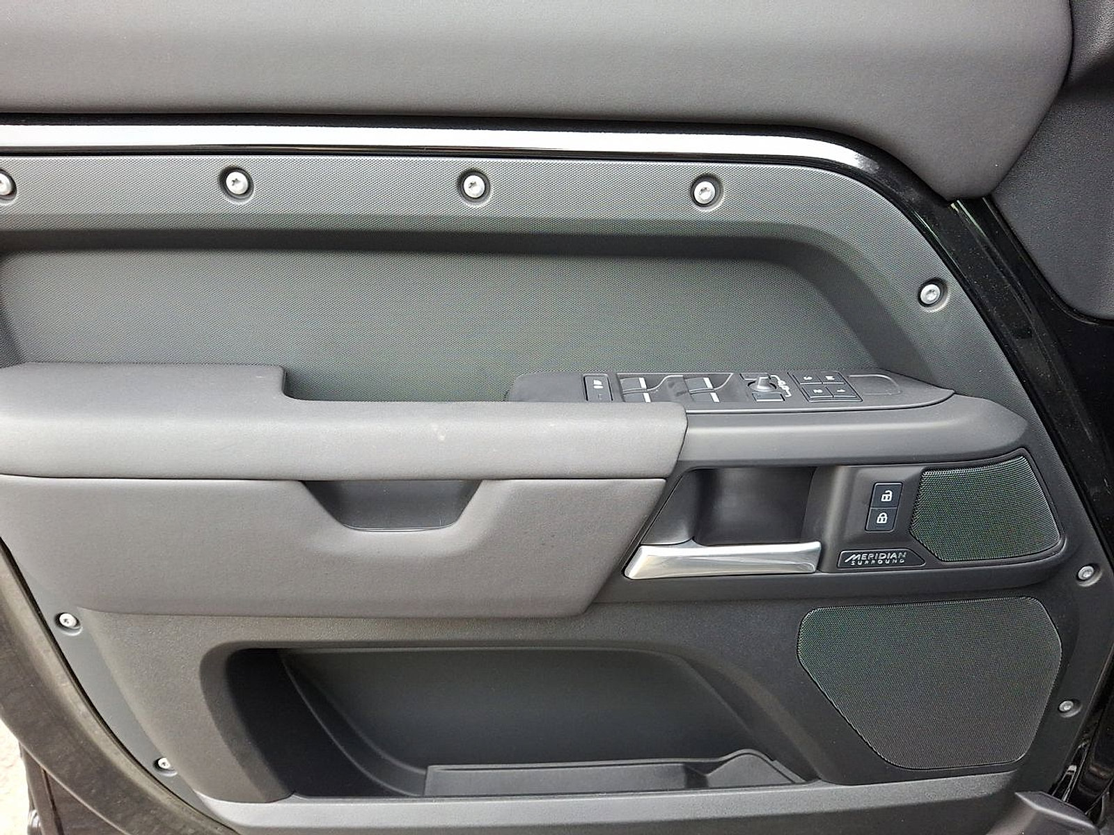 Certified 2025 Land Rover Defender 110 X-Dynamic SE image 19