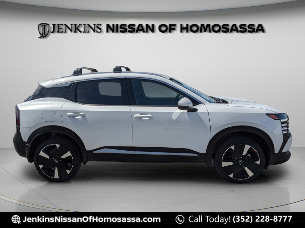 Certified 2025 Nissan Kicks SR FWD image 2