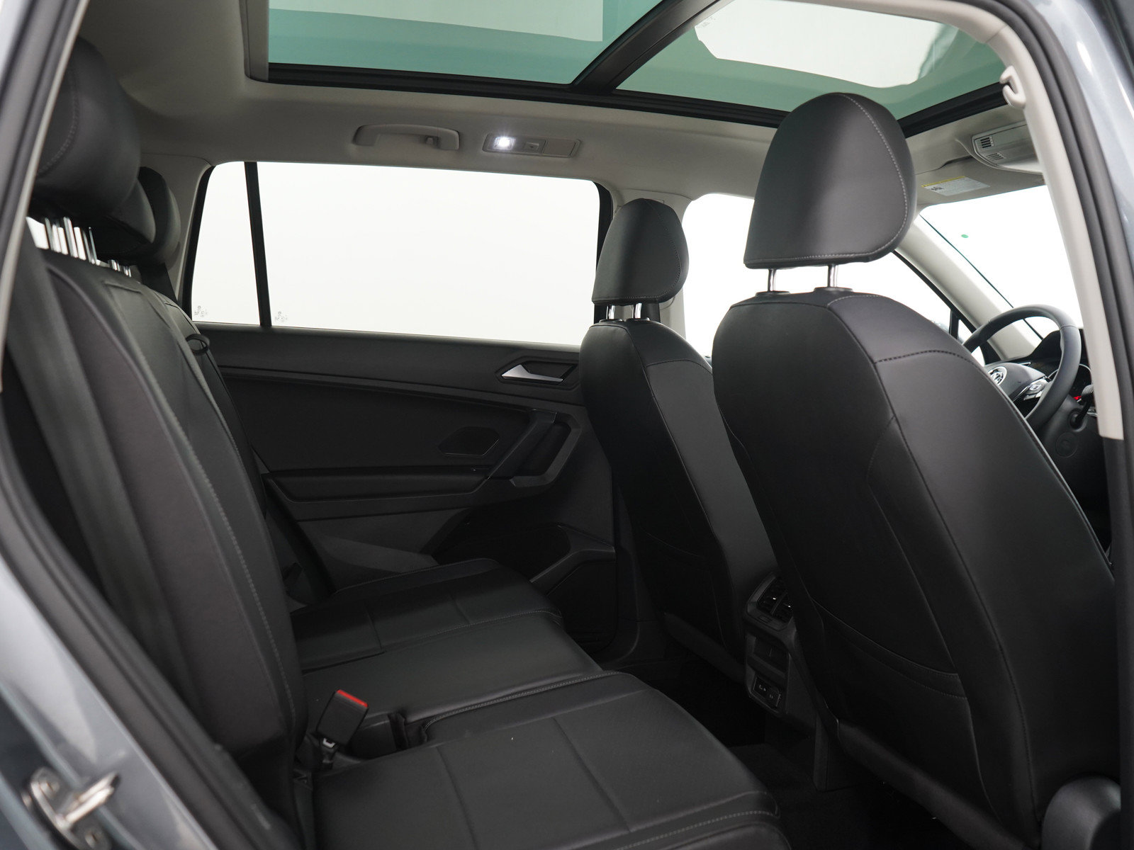 Used 2019 Volkswagen Tiguan SE w/ Panoramic Sunroof Package AWD/4WD image 13