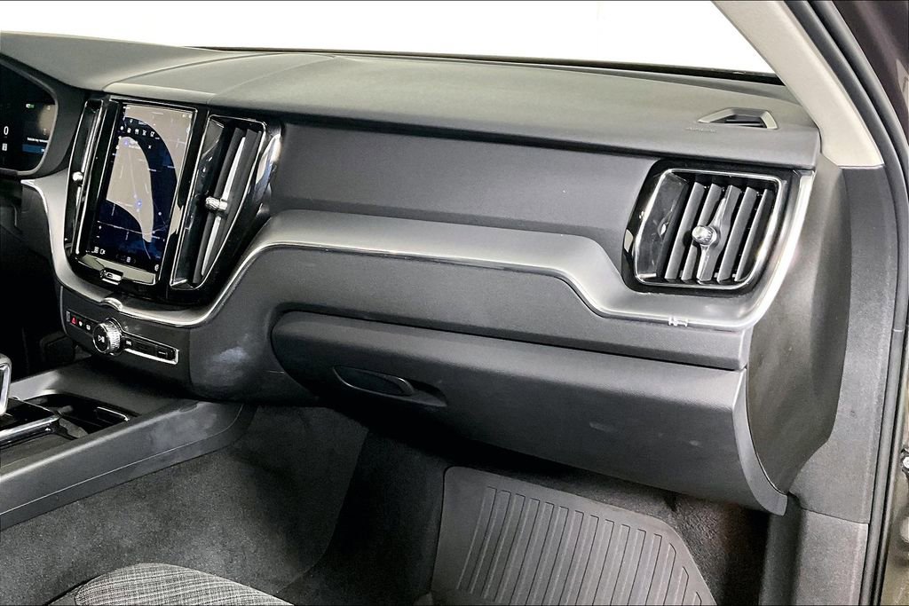 Used 2022 Volvo XC60 B5 Momentum image 16