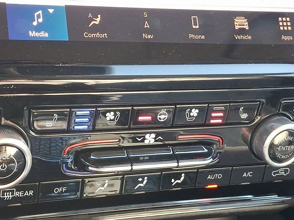 Used 2023 Jeep Grand Cherokee Overland image 30