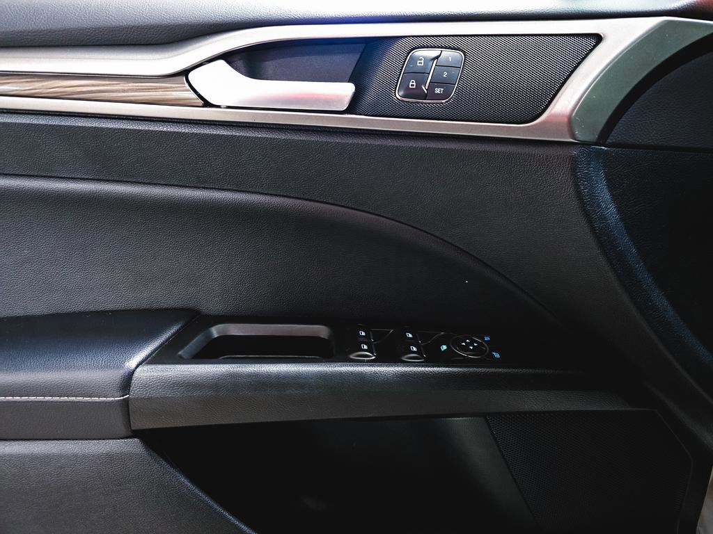 Used 2017 Ford Fusion SE w/ Fusion SE Technology Package image 17