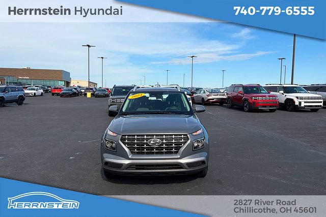Used 2024 Hyundai Venue SEL FWD image 2