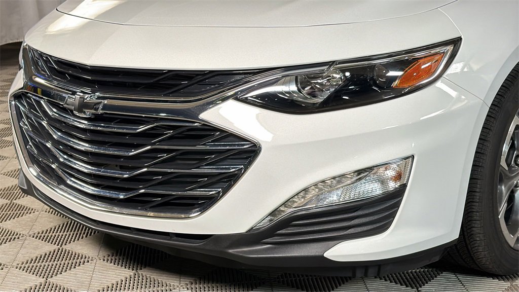 Used 2025 Chevrolet Malibu LT image 3