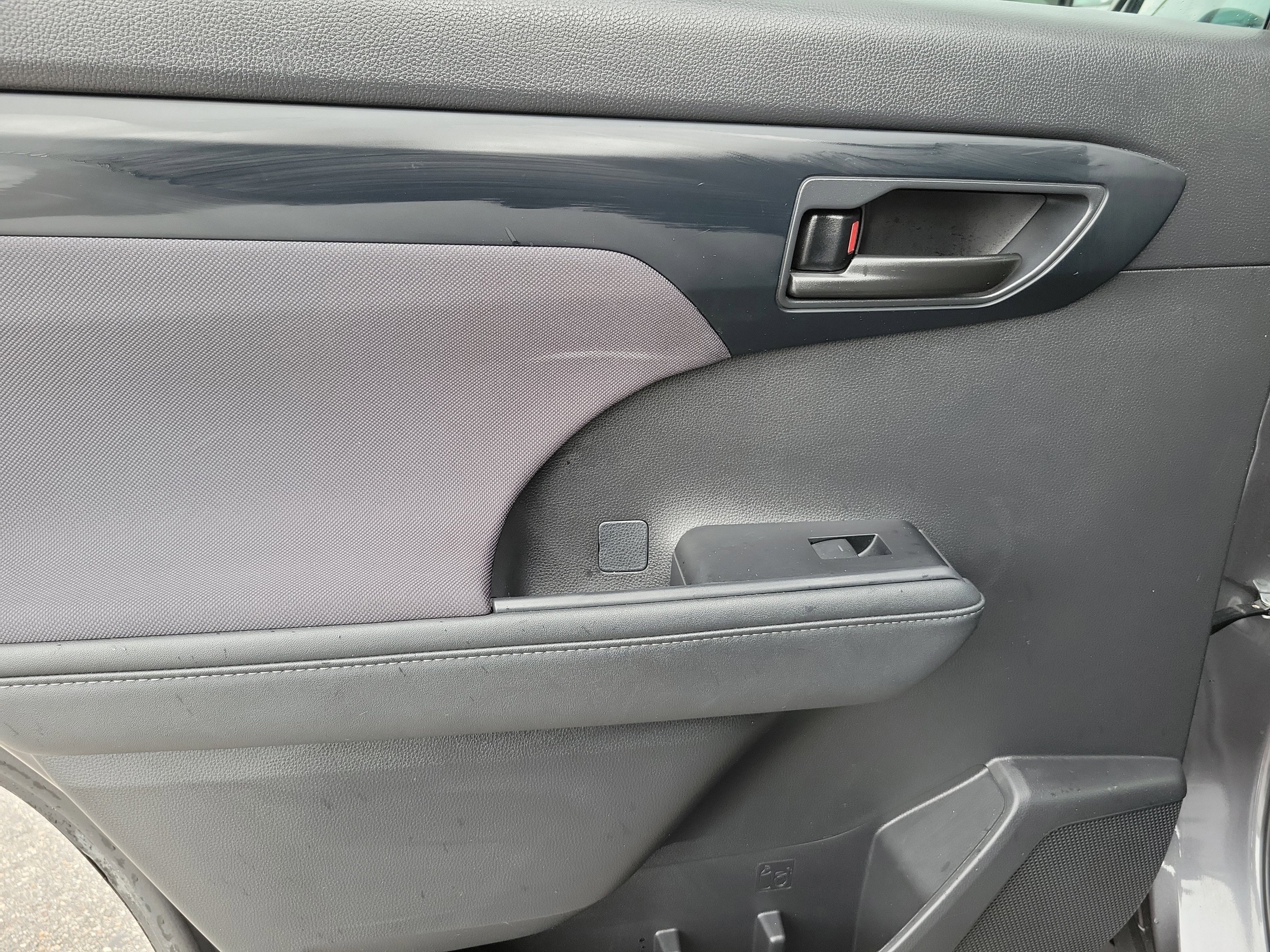 Used 2023 Toyota Highlander LE FWD image 28