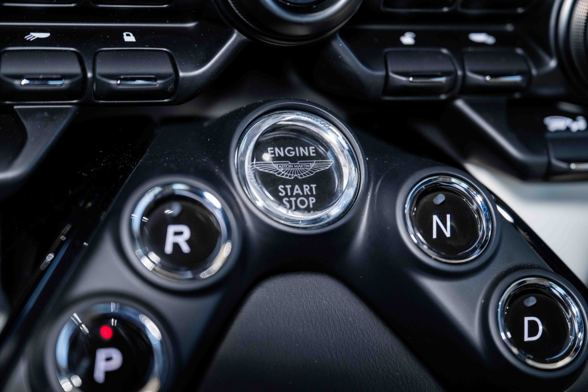Used 2023 Aston Martin V8 Vantage Coupe RWD image 25