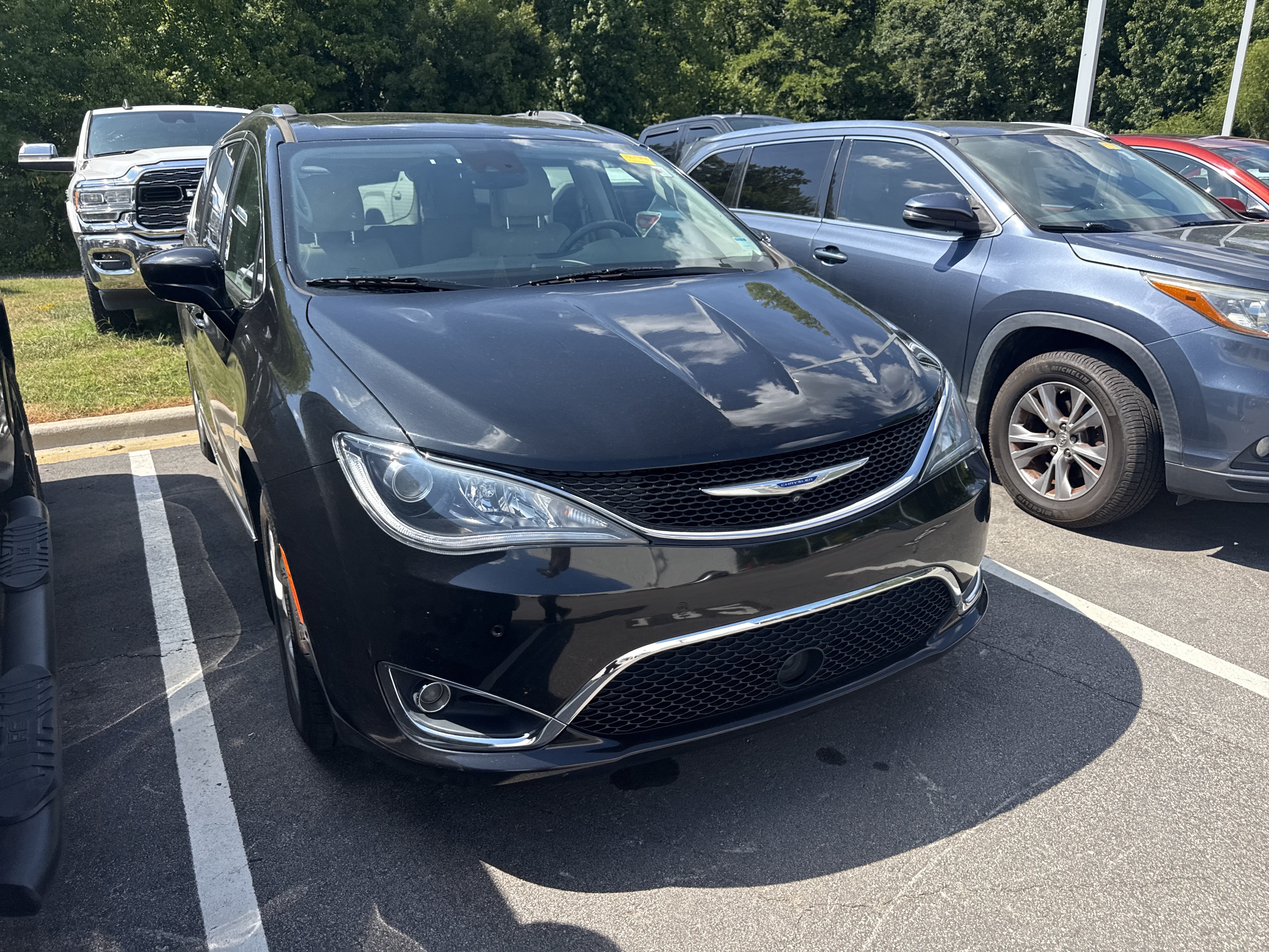 Used 2019 Chrysler Pacifica Touring-L Plus w/ Advanced Safetytec Group FWD image 5