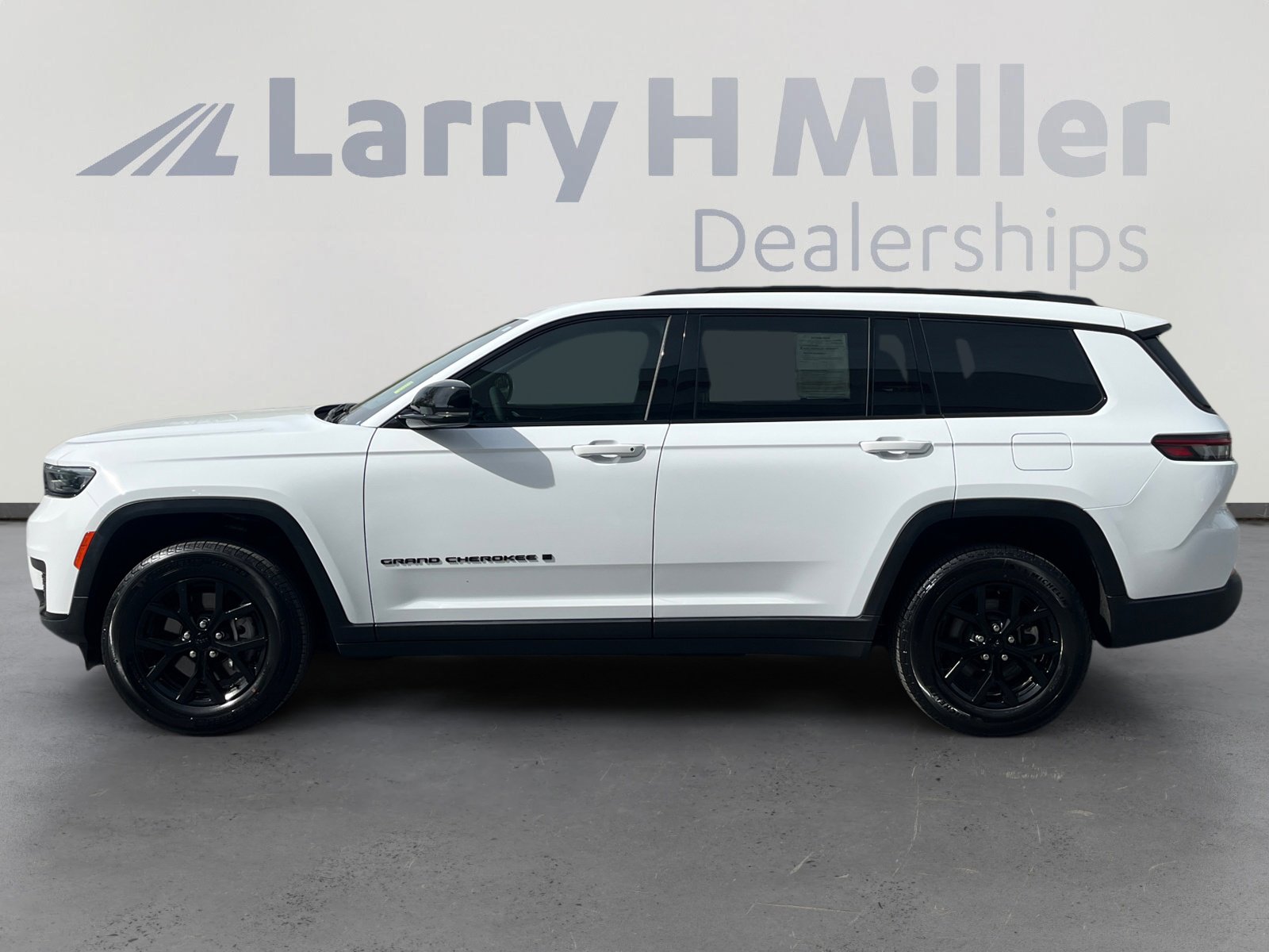 Used 2025 Jeep Grand Cherokee L Laredo image 2