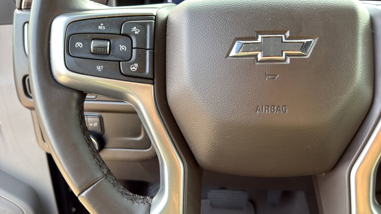 Used 2023 Chevrolet Suburban Z71 w/ Luxury Package AWD/4WD image 14