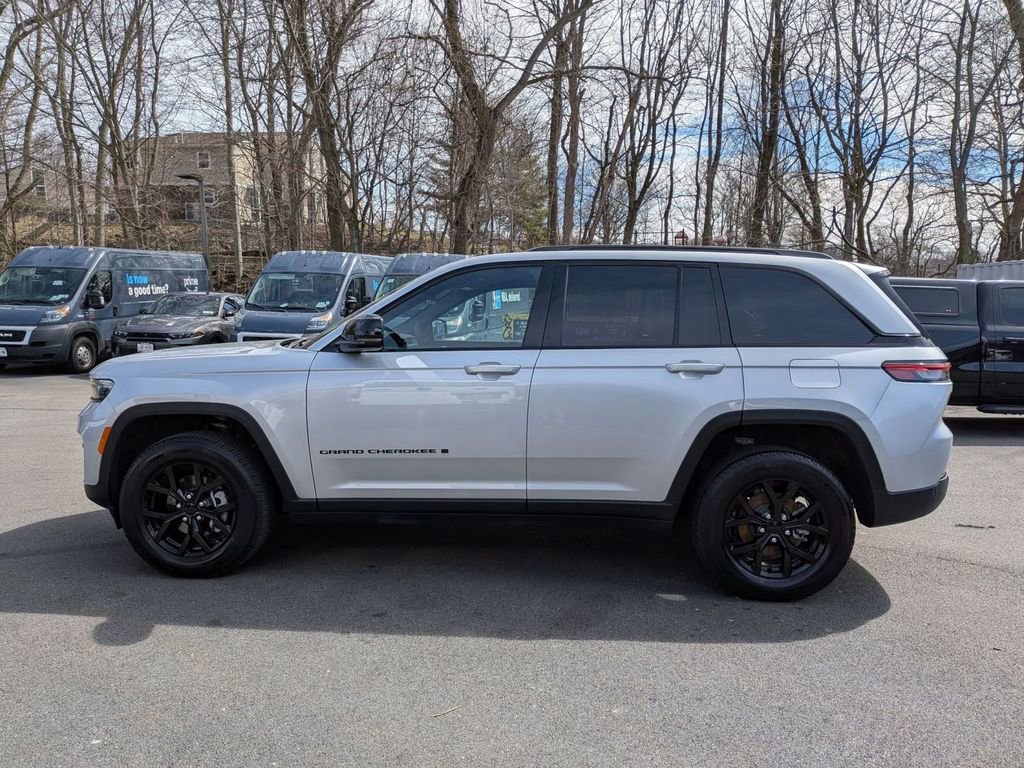 Used 2025 Jeep Grand Cherokee Altitude image 8