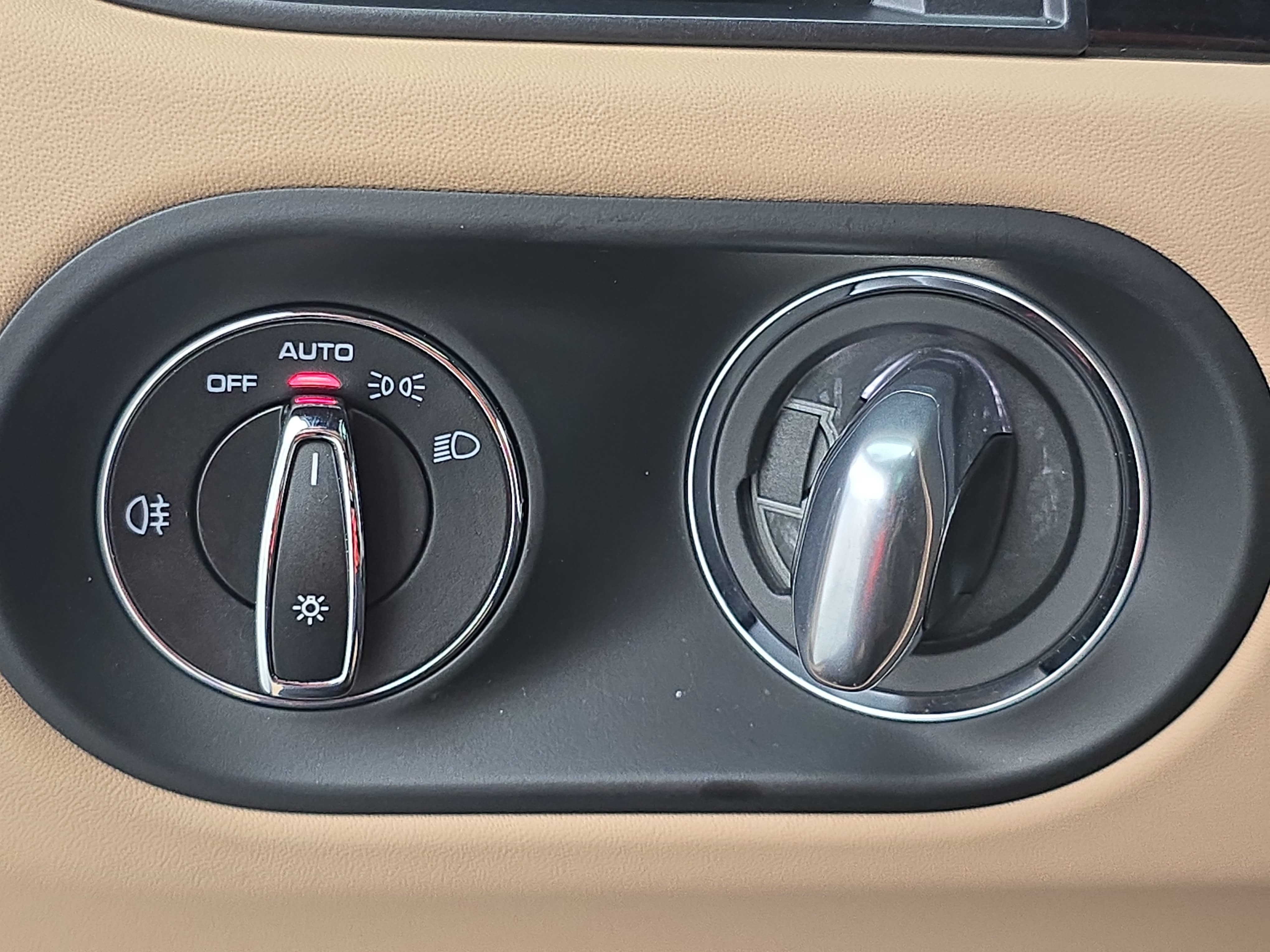 Certified 2024 Porsche Macan AWD/4WD image 28