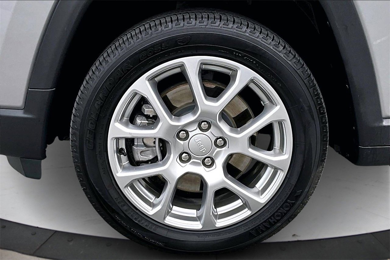 Certified 2024 Jeep Compass Latitude w/ Sun and Sound Group image 33