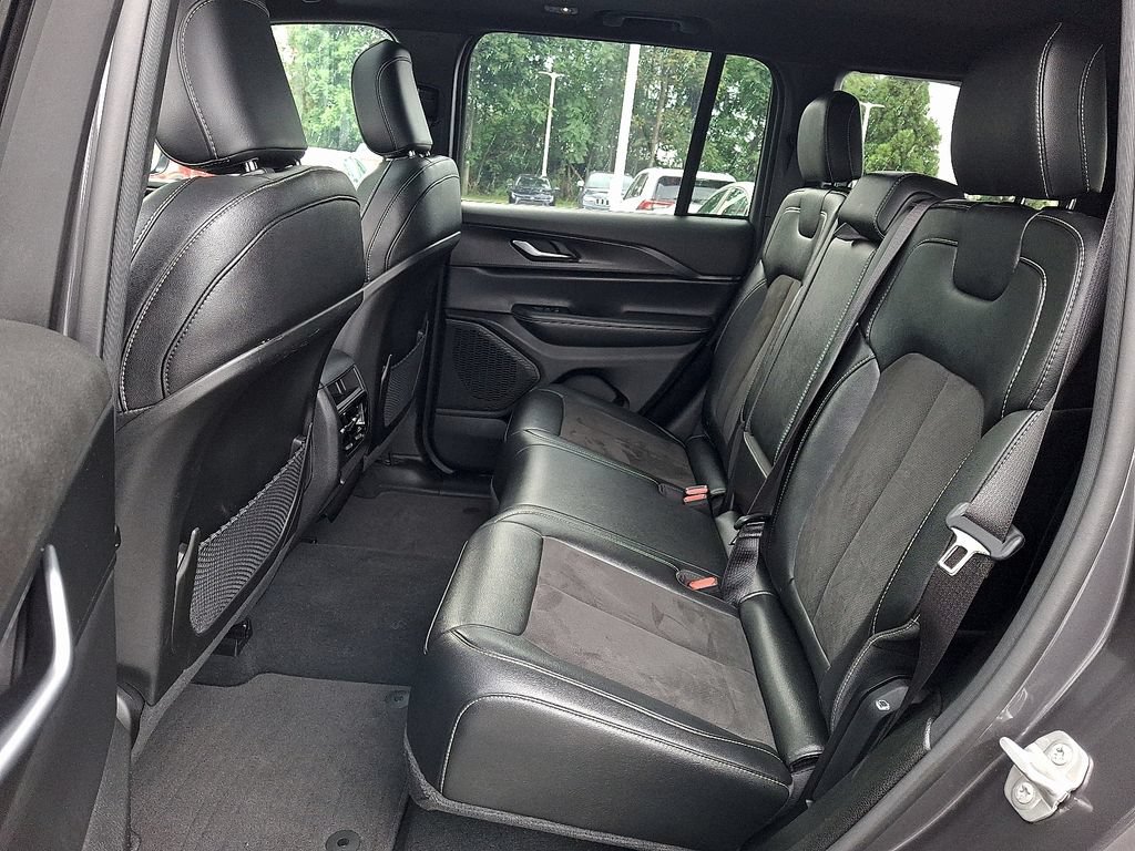 Used 2023 Jeep Grand Cherokee Altitude AWD/4WD image 12