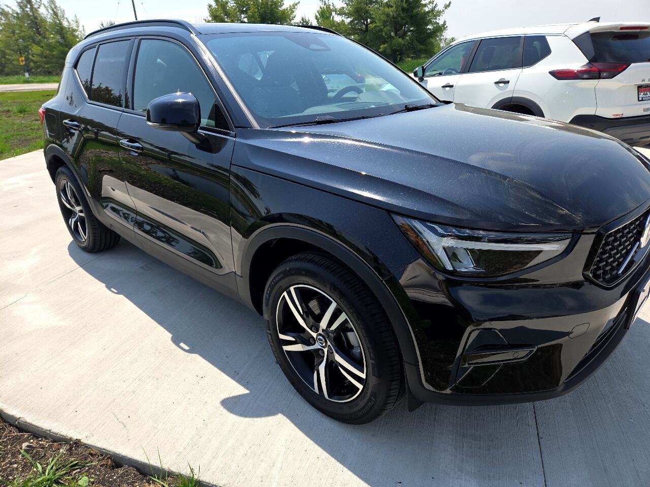 Used 2024 Volvo XC40 B5 Core image 3