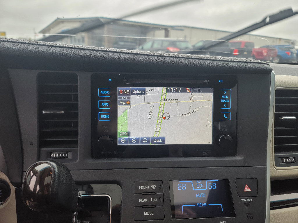 Used 2015 Toyota Sienna XLE w/ XLE Navigation Package image 19